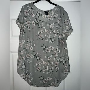 Floral Blouse, Key hole cut out in front. Torrid, Size 1.